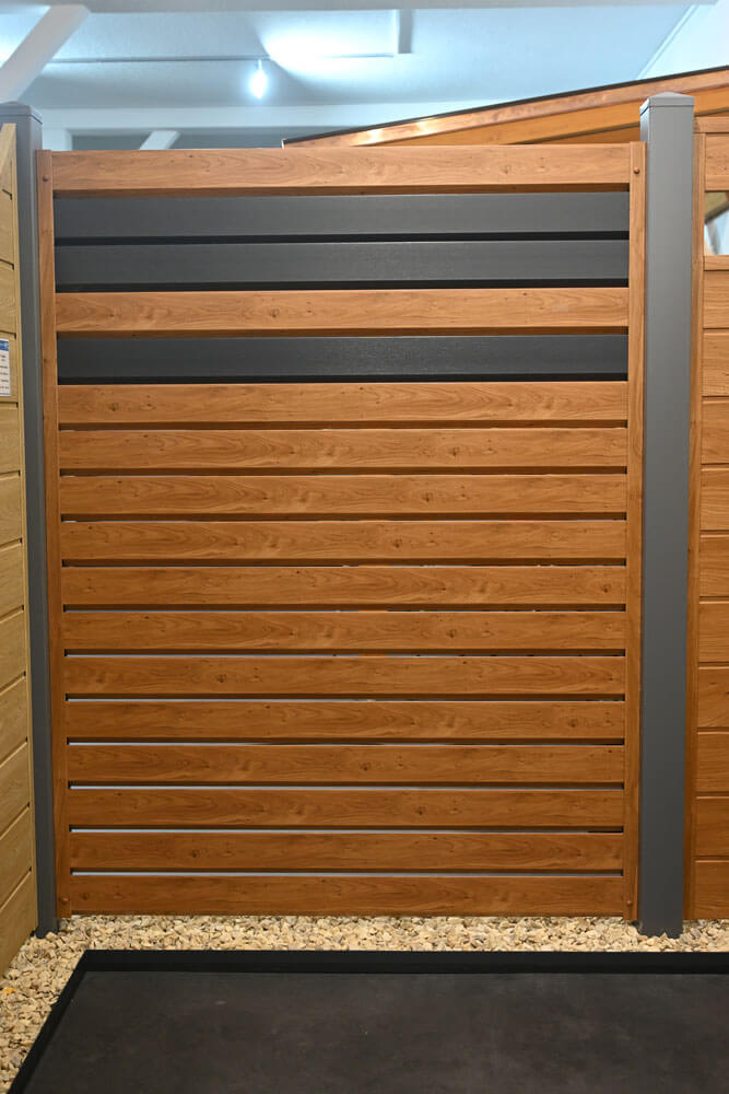 Sichtschutzzaun Variabel aus Rhombusprofilen in Winchester Oak und anthrazitfarbenen Zwischenprofilen