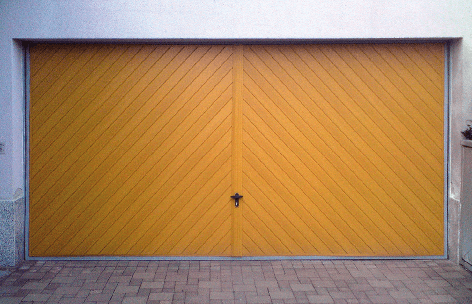 Kunststoff-Verkleidungsprofile diagonal verlegt an Garagentor einer Doppelgarage